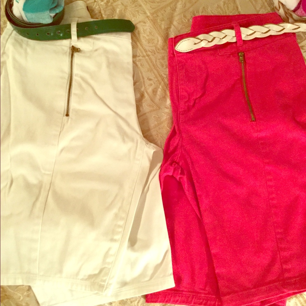 SLIM FIT KNEE LENGTH WALKING SHORTS.